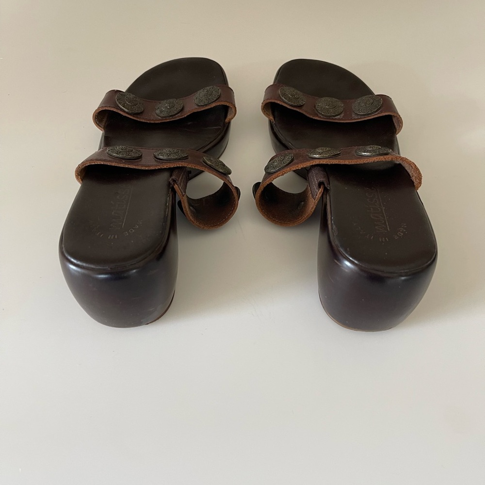 Matisse brown leather Sandals with metal disc adornments. Size 38 U.S 7.… - Picture 3 of 5
